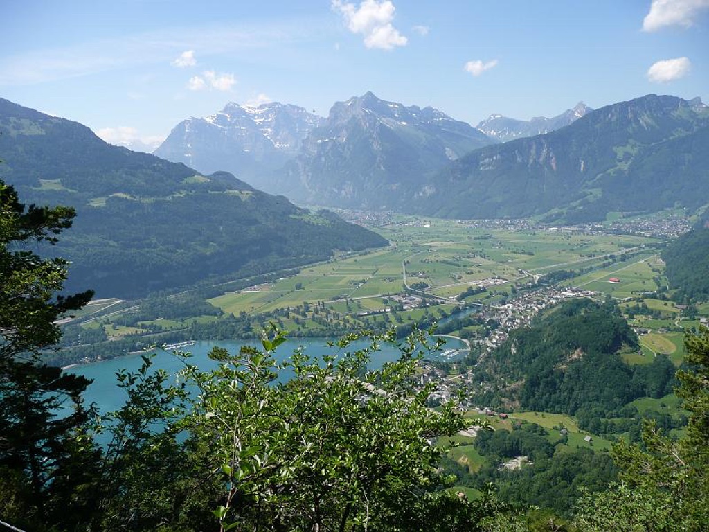 Blick von Amden auf Weesen und die Linthebene - Im Hintergrund der Eingang ins Glarnerland